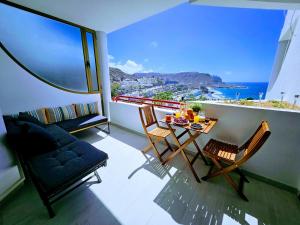 a balcony with a table and chairs and a view of the ocean at OCEAN VIEW - renovation 2025 in Playa del Cura