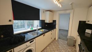 Kuchyň nebo kuchyňský kout v ubytování Affordable 4-Bed House Near Sellafield + 11 fotografií