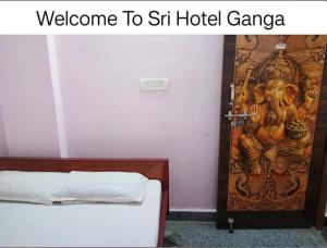een kamer met een deur met een schilderij erop bij Sri Hotel Ganga in Patna
