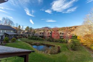 バナー・エルクにあるMaynard Rocks IV at Elk Creekの庭池家