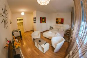 ベオグラードにあるMaja Apartmentのベッドルーム1室(ベッド1台付)、リビングルームが備わります。