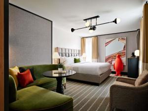 une chambre d'hôtel avec un lit et un canapé dans l'établissement 21c Museum Hotel St Louis, à Saint-Louis