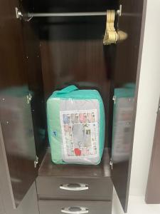 ein grüner Koffer auf einer Kommode in der Unterkunft Bello y Céntrico Zona Turística Full Equipado in Santa Cruz de la Sierra