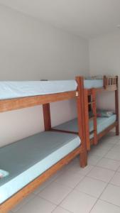 twee stapelbedden naast een muur bij Pousada & hostel Guedes in Salvador