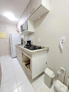 une cuisine avec une cuisinière et un réfrigérateur dans l'établissement Graciosa Reserva Ipanema, à Porto Alegre