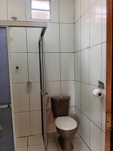 サンタレンにあるCasa santo André 1,4km do hospital unimed e 2,3km do regionalの小さなバスルーム(トイレ、シャワー付) +15枚の写真
