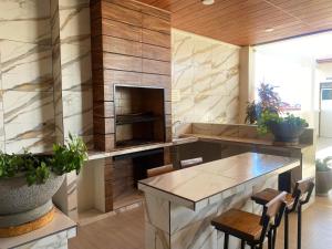 ein Wohnzimmer mit Tisch und Kamin in der Unterkunft Bello y Céntrico Zona Turística Full Equipado in Santa Cruz de la Sierra