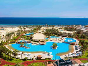 沙姆沙伊赫Rixos Sharm El Sheikh - Adults Only 18 Plus的享有带游泳池和海洋的度假村的空中景致