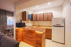 eine Küche mit Theke und Kühlschrank in der Unterkunft Mabaat-White Pearl Compound 600 C Villa 26 in Dschidda