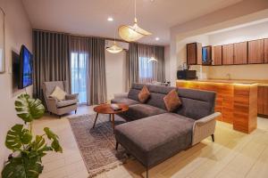 ein Wohnzimmer mit Sofa und Tisch in der Unterkunft Mabaat-White Pearl Compound 600 C Villa 26 in Dschidda