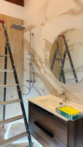 Ένα μπάνιο στο Chalet APY - Grand chalet neuf avec terrasse, 6 chambres, wifi, balcon, bornes électriques etc