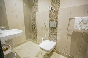 a bathroom with a toilet and a sink at Mabaat-White Pearl Compound 600 C Villa 24 in Jeddah +17 photos