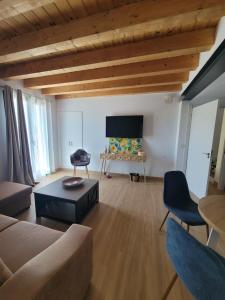 a living room with a couch and a table at Gata Maitea -Apartamento Ama in Gata