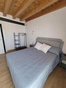 a large bed in a room with a wooden ceiling at Gata Maitea -Apartamento Ama in Gata