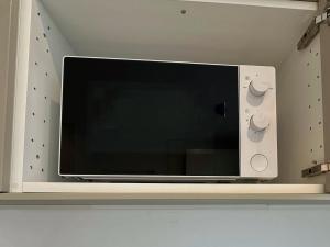 eine Mikrowelle auf einem Regal in einer Wand in der Unterkunft L'intemporel - Balneo, Cozy, Romantic in Lambersart