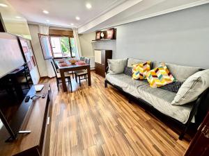 una sala de estar con un sofá y una mesa en El Pixueto Amarillo, en Cudillero