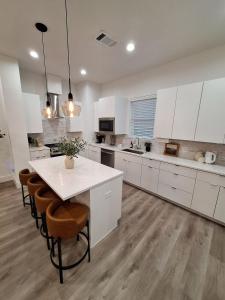 Photo de la galerie de l'établissement Modern Oasis Retreat Near Downtown Houston, à Houston 19 autres photos