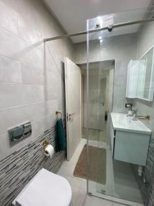 a bathroom with a shower and a toilet and a sink at KSyiimmo Signature aéroport Marrakech in Marrakesh