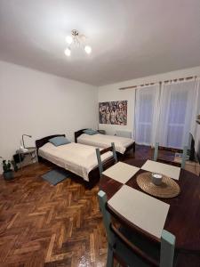 Postel nebo postele na pokoji v ubytování Artist's quarter, Margit Apartment at the Danube