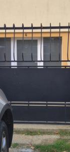 Un autobús negro estacionado frente a un edificio en Rué de Rome, en Lucé