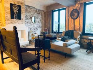a living room with a couch and a chair at Legions Lodge in Antwerp