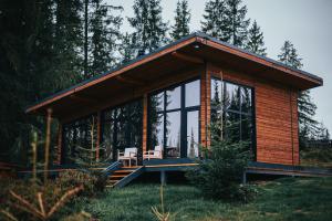 MăguriInima Pustei Cabin的森林中带长凳的小木屋
