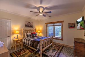 Un dormitorio con una cama y un ventilador de techo. en Whiskey River by The New, en Jefferson