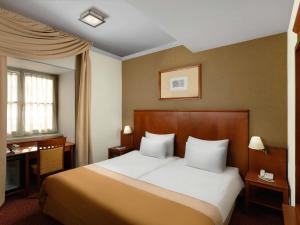 a hotel room with a bed and a window at Mercure Szekesfehervar Magyar Kiraly in Székesfehérvár