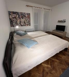 Postel nebo postele na pokoji v ubytování Artist's quarter, Margit Apartment at the Danube