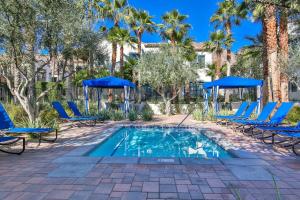 Πισίνα στο ή κοντά στο Modern King 2BR-2BA Legacy Villa near Main Pool