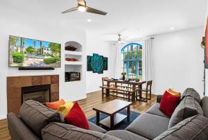 Μια τηλεόραση ή/και κέντρο ψυχαγωγίας στο Modern King 2BR-2BA Legacy Villa near Main Pool