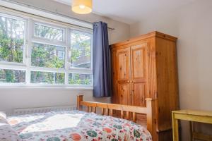 Postel nebo postele na pokoji v ubytování Cozy 4-Bed House in Wimbledon