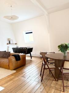 - un salon avec un canapé et un billard dans l'établissement Halluin Marthe Nollet, à Halluin