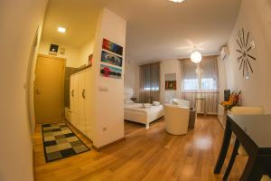 貝爾格勒的住宿－Maja Apartment，客厅配有沙发和桌子。