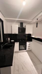 Nhà bếp/bếp nhỏ tại Ain Zaghouen Tunis proche Aeroport - luxueux style parisien +1 ảnh