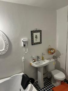 een witte badkamer met een wastafel en een toilet bij Fes Dar Riad - Stay Timeless in Fès