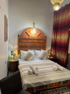 een slaapkamer met een groot bed met twee handdoeken erop bij Fes Dar Riad - Stay Timeless in Fès