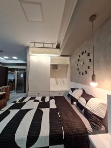a living room with a large bed in a room at Unique Studio - Belíssimo Loft Mobiliado Cop30 in Belém