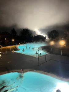 Piscina de la sau aproape de Stelvio House Bormio -wonderful view slope front