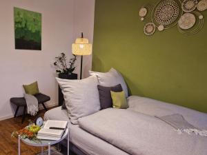a living room with a couch and a table at Gästeliebling, Apartment Piepmäker mit Parkplatz und Terrasse, Bahnhof fußläufig in Goslar