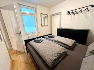 a bedroom with a bed and a window at Ferienwohnungen im Zentrum von Mönchengladbach in Mönchengladbach