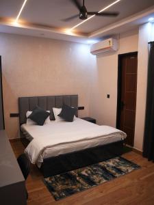 Ένα ή περισσότερα κρεβάτια σε δωμάτιο στο HomeGround Sector 89 -3 BHK Villa