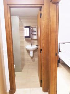 a bathroom with a sink and a toilet in a room at Reposant in Bin Rhilouf