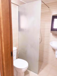 a bathroom with a toilet and a sink at Reposant in Bin Rhilouf