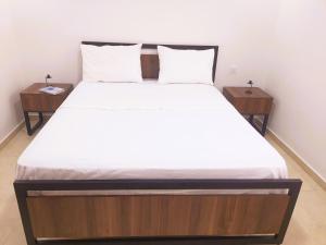 a bedroom with a bed with two night stands at Reposant in Bin Rhilouf
