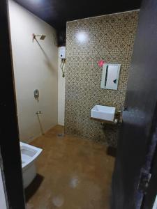 een badkamer met wastafel en toilet bij Z villas in Mumbai