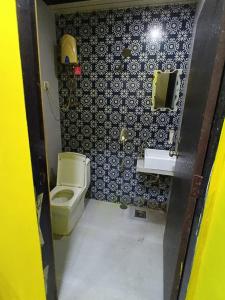een kleine badkamer met toilet en wastafel bij Z villas in Mumbai