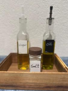 een houten dienblad met twee flessen olie en een pot zout bij Pendler Montagewohnung Kandern, Lörrach, Basel D,CH, FR  +5 foto's