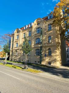 Budova, kde se aparthotel nachází