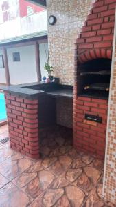 eine gemauerte Theke mit einem Pizzaofen in einem Raum in der Unterkunft Chacara vale do igapó bauru in Bauru